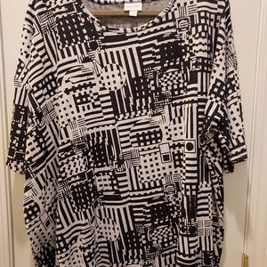LuLaRoe sx 3x Black and White Tunic